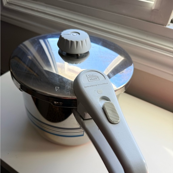 Fissler Vitavit **NEVER USED** Stainless Steel Pressure Cooker with Blue Stripes - Picture 2 of 16